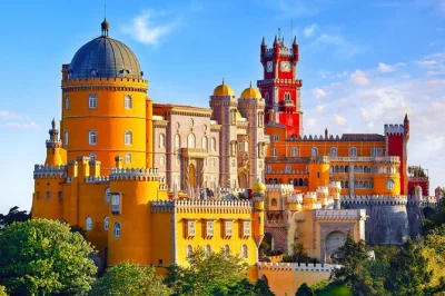 Descubra os palácios encantados de sintra, os jardins misteriosos e a costa atlântica em um passeio de um dia saindo de lisboa. inclui ingressos, guia local e paradas panorâmicas.