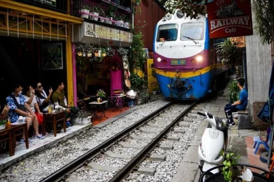 Descubre hanoi en un tour privado de medio día: pasea por train street, prueba el café de huevo, visita pagodas antiguas y mercados. incluye recogida, guía y entradas.