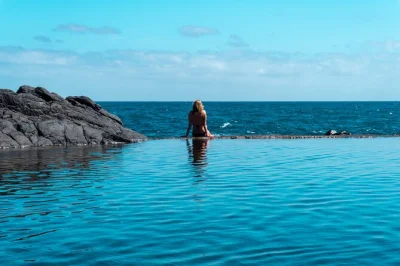 Scopri il lato selvaggio di madeira con un tour in jeep tra le piscine di porto moniz, la spiaggia nera di seixal, la foresta di fanal e il skywalk di cabo girão. pickup incluso da funchal.