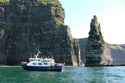 De galway a inisheer de ferry, explore as ilhas aran e faça um passeio de barco sob os cliffs of moher — com guia local, transporte e entradas inclusas.