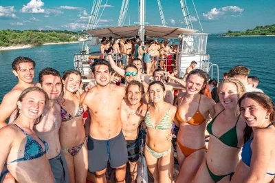 Vivez l’ambiance de split lors d’une boat party avec dj live, baignade à la blue lagoon, bar à prix doux et entrée gratuite en club—avec hôtes et shots de bienvenue.