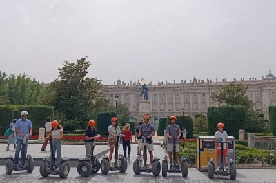 Recorre el casco antiguo de madrid en un tour privado en segway, con paradas en plaza mayor, catedral de la almudena y puerta del sol. incluye guía y entrenamiento.