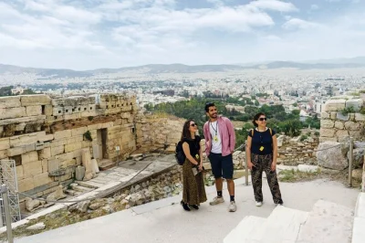 Beginnen sie ihren morgen in athen mit frühem zugang zur akropolis, besuchen sie das parthenon vor den großen besucherströmen und entdecken sie antike theater mit einem lokalen guide. inklusive tic