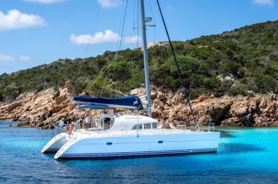 Desde cannigione, navega en catamarán por las aguas turquesas de la maddalena, nada y haz snorkel, disfruta vino local y un almuerzo de mariscos sardos con bebidas incluidas.