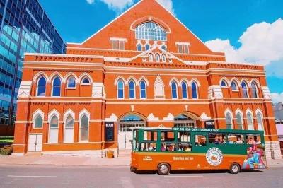 Feel the pulse of nashville on a hop on hop off trolley tour, live commentary, flexible stops from broadway to centennial park, and easy all-day access.