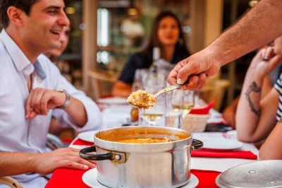 Descubra mais de 15 sabores da culinária e vinhos portugueses no coração da baixa de lisboa, com guia local e grupo pequeno. inclui pontos de encontro e lugares tradicionais.