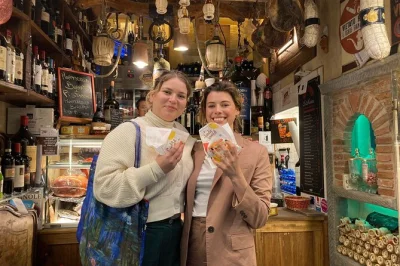 Scopri le piazze di firenze, assaggia chianti e piatti tipici come la ribollita, gusta un gelato vicino al duomo e ascolta storie sulle antiche buchette del vino. tutto incluso.