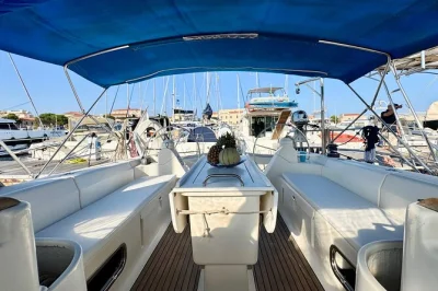 Desde la maddalena o palau, disfruta un día relajado en yate de 15m con baños, snorkel y comida fresca sarda—incluye bebidas, guía local y paradas en calas escondidas.