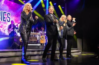 Viva a energia do greg rowles legacy theatre em myrtle beach com música ao vivo, assentos vip e um elenco vibrante. ambiente climatizado e acessível.