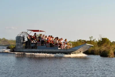 Erlebe eine aufregende airboat-fahrt durch die sümpfe bei jean lafitte, entdecke wilde alligatoren und genieße den hin- und rücktransfer ab new orleans. inklusive erfahrener guide.