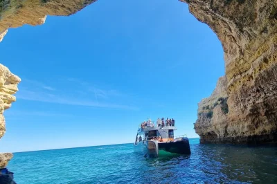 Siente la brisa marina navegando desde albufeira hasta la cueva de benagil, descubre los acantilados del algarve y nada desde el barco—salida desde la marina con guía local.