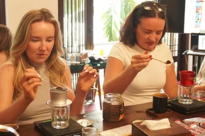 Descubre una villa escondida en hanoi para un taller práctico de café. aprende a preparar café de huevo, coco o sal con una guía local. incluye té herbal, snack y recetas para llevar.