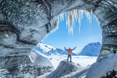 Vivi l’emozione di camminare sul ghiaccio vicino a vik, salendo su una super jeep fino alla grotta di ghiaccio di katla, con guida locale e un’avventura unica sul ghiacciaio.
