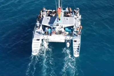 Embarque na praia de waikiki para um passeio tranquilo de catamarã rumo a diamond head. aproveite drinks à vontade, relaxe no deck e curta a vibe local—bebidas inclusas.