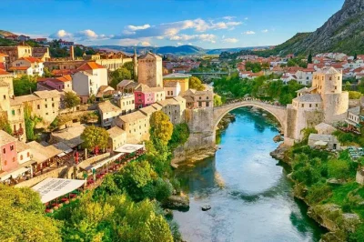 Descubre el puente viejo de mostar, pasea por sus calles otomanas y refréscate en las cascadas de kravice. incluye recogida en dubrovnik, guía local y horarios flexibles.