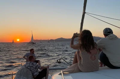 Vivi un tramonto indimenticabile a santorini su un catamarano: bagno a red beach, sorgenti termali, cena bbq greca, open bar e transfer dall’hotel inclusi.