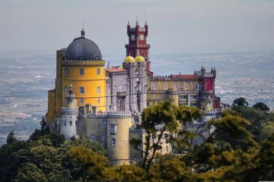 Explore os palácios de sintra, os jardins da regaleira e as falésias do cabo da roca. inclui ingressos, transporte e guia especializado.