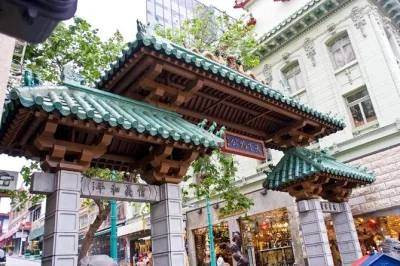 Entdecke san franciscos chinatown & north beach mit einem lokalen guide, koste dim sum, gebäck, pizza und wein – inklusive aller speisen, getränke und spannender geschichten.