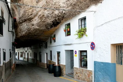 Descubra as ruas tranquilas de zahara, as casas nas rochas de setenil e a impressionante garganta de ronda. passeio em grupo pequeno saindo de sevilha com transporte incluso.