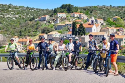 Découvrez l’île de hvar en e-bike, sentez la brise parfumée de lavande, explorez des villages en pierre, grimpez à la forteresse espagnole et nagez sur des plages secrètes. matériel inclus, ho