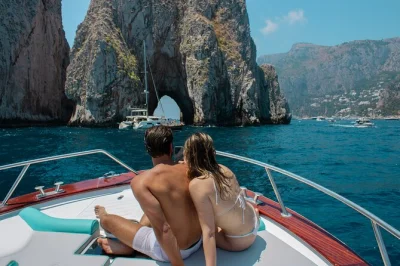 Descubra capri de barco saindo de sorrento, nade nas formações rochosas, experimente sanduíches caprese e explore a famosa gruta azul. inclui transfer e skipper local.