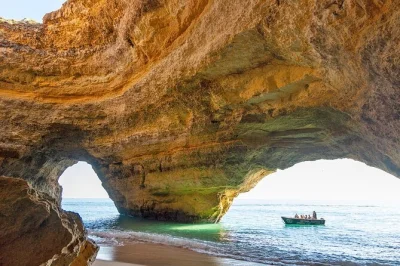 Descubre la emoción de un tour en barco a la cueva de benagil desde armação de pêra, navega por playas salvajes del algarve y explora arcos marinos ocultos con un capitán local—chalecos salvavi