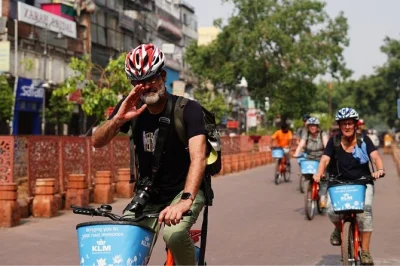 Sinta a energia de old delhi de bike, do agito matinal de chandni chowk às pausas para chai em terraços. inclui bicicletas, guias locais e café da manhã em cantinhos secretos.