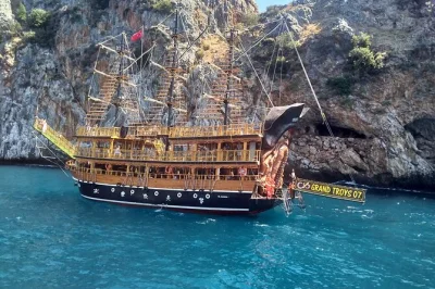 Desde alanya, navega en un barco pirata, nada en cuevas escondidas y disfruta de un almuerzo con bebidas ilimitadas. incluye traslado y tripulación local amable.