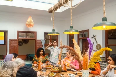 Descubra um riad tradicional em marrakech e aprenda a preparar tagine e chá de hortelã com um chef local. inclui todos os ingredientes e utensílios para uma experiência prática e saborosa.