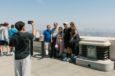 Explore los angeles em um passeio de meio dia saindo de santa monica, com paradas na hollywood walk of fame, vistas do griffith observatory e almoço no the grove. inclui guia e mini-van confortável.