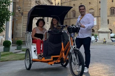 Explore as ruas vibrantes de florença em um riquixá elétrico privado, com motorista local, paradas personalizadas e retirada flexível para total conforto e liberdade.