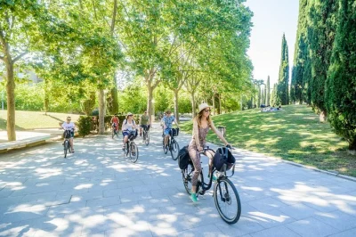 Siente el pulso de barcelona en bici, desde las fachadas únicas de gaudí hasta las calles tranquilas del barrio gótico. grupo pequeño, guía local y todo el equipo incluido para un paseo relajado.