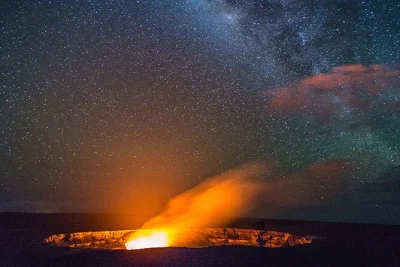 Descubre big island con un tour al atardecer entre volcanes, degustación de café kona, playa de arena negra y observación de estrellas cerca de mauna kea. incluye recogida en hotel y comidas.