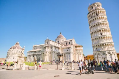 Vivi l’atmosfera di piazza dei miracoli a pisa, sali sulla torre pendente ed esplora con una guida locale. include biglietti salta fila e ritorno in pullman da firenze.