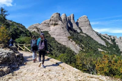 Disfruta del aire fresco de montserrat en una excursión desde barcelona, visita el monasterio antes de las multitudes y prueba snacks típicos catalanes. entrada sin colas incluida.