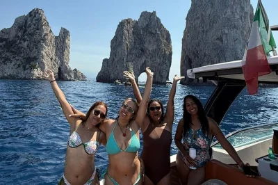 Saia de nápoles rumo a capri de barco, passeie pelas grutas do mar, nade em marina piccola e aproveite tempo livre na ilha. inclui petiscos, aperitivo e guia local.