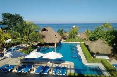 Découvrez cozumel au mr. sanchos beach club avec buffet à volonté, open bar et accès à une plage privée—entrée facile, idéal en famille.