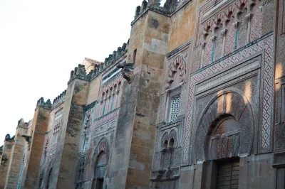 Scopri córdoba con un tour guidato tra la mezquita, il quartiere ebraico, la sinagoga e i bagni califfali. biglietti inclusi e guida locale esperta.