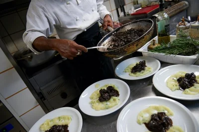 Descubra o oltrarno em florença com um guia local, provando comidas de rua, vinhos da toscana e padarias familiares. inclui degustações, dois vinhos e todas as amostras.