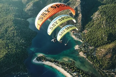 Vuela en parapente tándem sobre Ölüdeniz y fethiye con pilotos certificados. incluye recogida en hotel, equipo completo y aterrizaje suave junto a la playa.