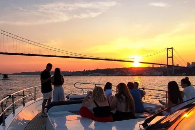 Disfruta del atardecer en estambul desde un yate de lujo por el bósforo, con bebidas, snacks y recogida en hotel. grupo pequeño, guía local y vistas inolvidables.