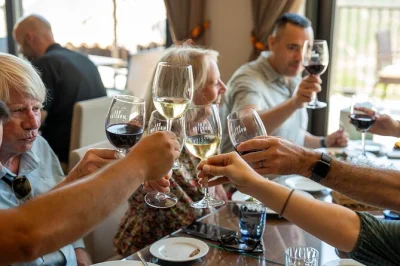 Scopri la valle del douro con due degustazioni in cantina, un pranzo vista fiume e una crociera lenta tra vigneti terrazzati—ritiro incluso dagli hotel di porto.