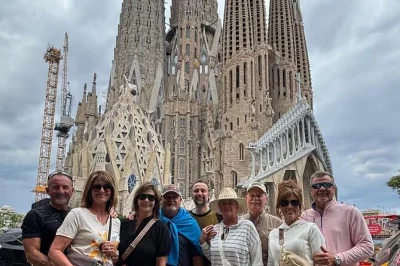 Siente el corazón de barcelona en un tour privado: recorre el barrio gótico, disfruta tapas en rambla catalunya y evita filas en la sagrada familia. incluye comida.