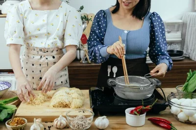 Descubra os sabores da sicília em catania, cozinhando pratos típicos com um chef local e aproveite um almoço ou jantar com vinho. ingredientes e utensílios incluídos.