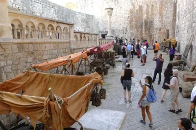 Descubre dubrovnik como king's landing en un tour de juego de tronos, recorre los lugares de rodaje, escucha anécdotas de extras y haz tu foto en el trono de hierro.