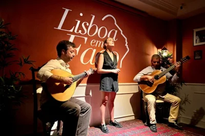Découvrez l’émotion du fado au cœur de baixa chiado à lisbonne, avec un concert live dans un cadre chaleureux, sans micros, accompagné d’un verre de vin de porto. réservez vite votre place.