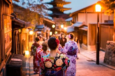 Vivi la magia notturna di gion a kyoto con un piccolo gruppo e una guida locale. passeggia tra strade illuminate da lanterne, avvista geiko o maiko e scopri santuari nascosti. prenotazioni last minute