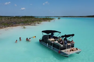 Scopri la laguna di bacalar con un tour in pontoon: nuota nei cenotes, naviga il canale dei pirati e gusta frutta fresca con birra ghiacciata. guida locale e bevande incluse.