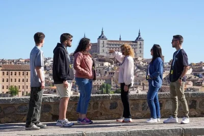 Erlebe toledos altstadt, besuche die synagoge santa maría la blanca und genieße weinverkostungen in einer historischen weinkellerei in castilla la mancha – mit bequemer abholung im bus.