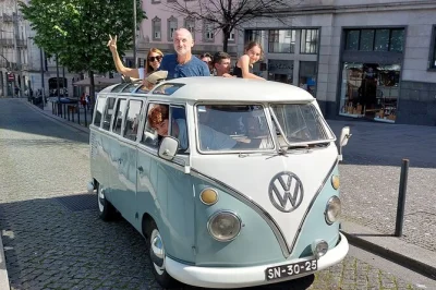 Scopri porto a bordo di una vw kombi vintage, visita livraria lello, torre dos clérigos e il mercato di bolhão, con soste per foto e racconti lungo il percorso.